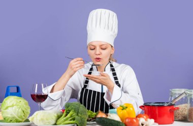 Tadını al. Yeni yemek yapmaya hazırım. Taze vejetaryen salatası. Ticari mutfakta aşçı. Sağlıklı ürünleri olan profesyonel bir aşçı. Mutlu gülümseyen şef çeşitli sebzelerle yemek hazırlıyor.