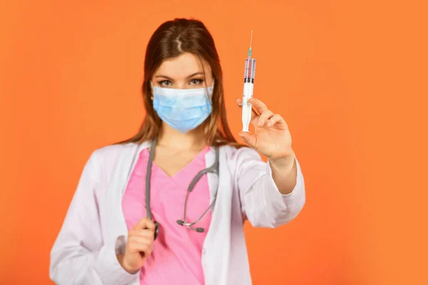 从中国流行的考拉病毒。有选择的重点。女医生用注射器。护士在呼吸器口罩中注射。卫生工作者用注射器接种疫苗。医生或注射抗病毒疫苗 — 图库照片