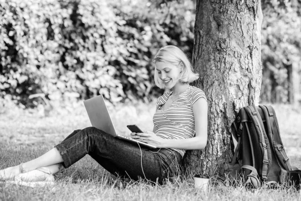 Meisje met laptop. Blogger steeds geïnspireerd door de natuur. vrouw heeft online zaken doen. Webcommunicatie. schrijver met notebook. zomer online. Blogger inhoud maken voor sociaal netwerk. Net geïnspireerd — Stockfoto