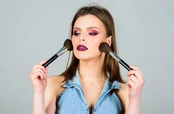 Beauty hairdresser salon. Lipstick and eyeshadow. sexuality. skincare cosmetics. fashion makeup visage. sexy woman with professional make up brush. sensual woman with long hair, style. beauty salon — Stock Photo, Image