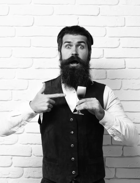 Zaskoczony przystojny brodaty mężczyzna z długą brodą — Zdjęcie stockowe