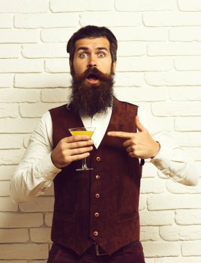 Beyaz arka planda sakallı yakışıklı bir adam, seçici odaklı..