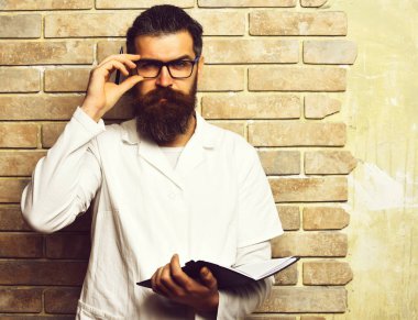 Kaba sakallı Kafkas doktor ya da not defterli lisansüstü öğrencisi.