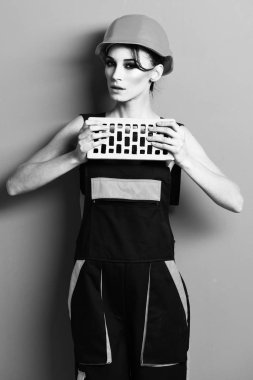 Red Stüdyo geçmişinde seksi bir müteahhit kız.