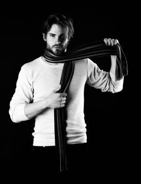 Sakal ve bıyık ciddi adam çizgili eşarp alır