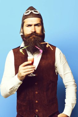 Mavi stüdyo geçmişi olan yakışıklı, sakallı bir pilot.