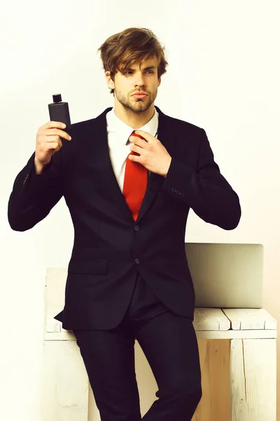 Caucásico elegante hombre de negocios posando con perfume — Foto de Stock