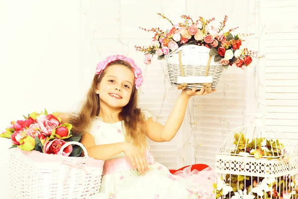 Menina loira bonito com flores no fundo do estúdio branco — Fotografia de Stock