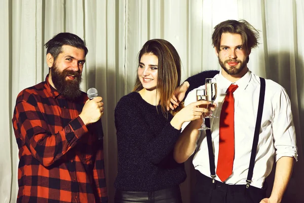 Amigos felices celebrando en la fiesta de karaoke. Hipster con barba en camisa roja a cuadros cantando —  Fotos de Stock