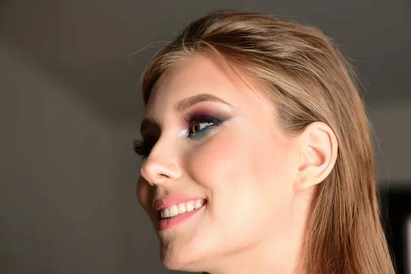 Estilo e conceito de moda: menina vestindo maquiagem colorida, close-up — Fotografia de Stock