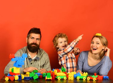 Çocuk annesinin başındaki oyuncağı işaret ediyor..