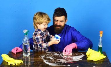Babası olan çocuğun mavi arka planda süngeri var..