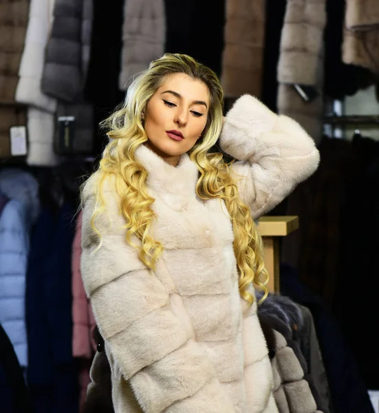 금발인 여자가 모피 코트를 산다. — 스톡 사진