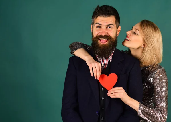 Meisje en man met blije gezichten spelen met papieren hart — Stockfoto
