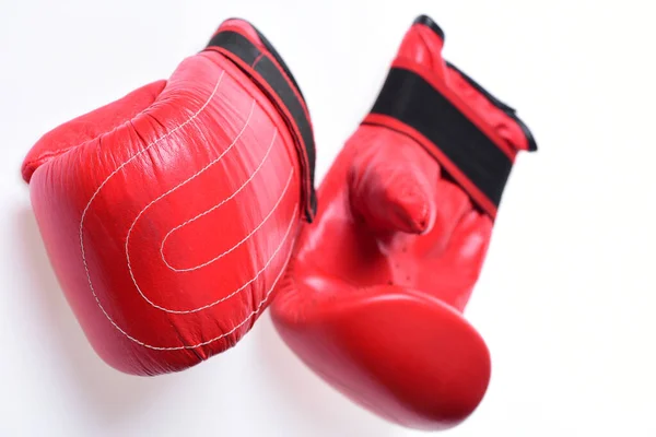 Paar Boxhandschuhe liegen nebeneinander. — Stockfoto