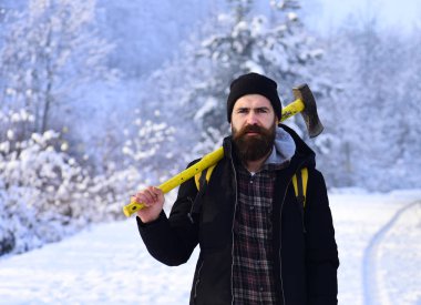 Sırt çantalı ve sarı baltalı maço.