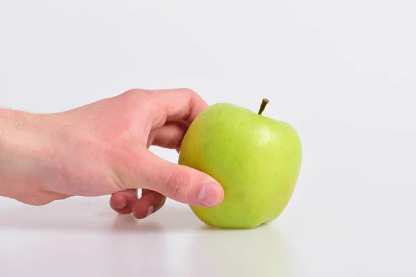 Pomme isolée sur fond gris clair. Pomme en couleur vive — Photo