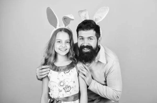 Rodina otec a dcera nosí zajíček uši. Otec a dítě slaví Velikonoce. Jarní prázdniny. Velikonoční den. Velikonoční aktivity pro děti. Veselé velikonoce. Dovolená dlouhé uši. Rodinná tradice koncept — Stock fotografie