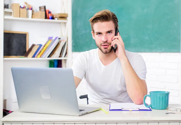 Colloquio di lavoro. studente in classe con tazza di tè. uomo prendere nota e bere caffè. vita universitaria. insegnante di scuola utilizzare il computer e il telefono. istruzione moderna. Torniamo a scuola. Giorno lavorativo mattina — Foto Stock