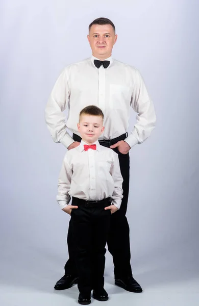 Caballero en estilo esmoquin. padre e hijo en traje formal. niño feliz con padre. reunión de negocios. Un chico pequeño con papá empresario. Día de la familia. moda masculina. crianza. Día de los padres. Caballero . — Foto de Stock