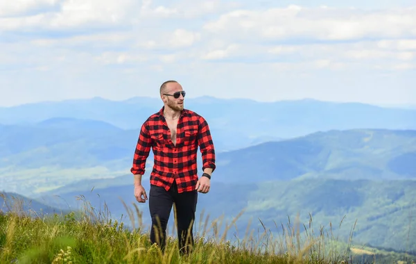 Espaços abertos. homem na paisagem da montanha. acampar e caminhar. aventura itinerante. moda hipster. sexy macho homem em xadrez camisa. cowboy de chapéu ao ar livre. conceito rural. agricultor no rancho — Fotografia de Stock