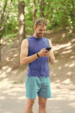 Uygulamayı ayarlayın. Akıllı telefon ve akıllı saatli sporcu koşuya hazırlanın. Spor uygulaması ile eğitim daha eğlencelidir. Uygulamayı kullanarak rota çalıştır'ı oluşturun. Man akıllı telefon jog başlatmak için hazır