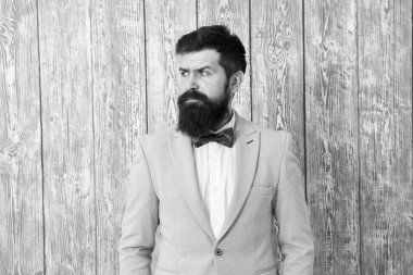 Berber dükkanı damat için paketler yelpazesi sunuyoruz onun büyük gün unutulmaz olun. Adam bakımlı sakallı hipster smokin giymek. Saç modeli ve sakal bakımı. Berber dükkanı konsepti. Centilmen tarzı berber