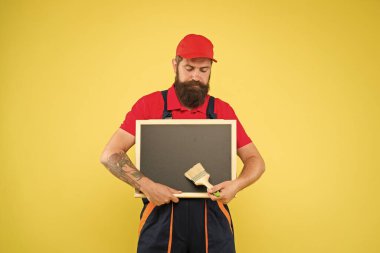 Yaratıcı dekoratör. Resim işe yarıyor. Sakallı dekoratörün reklam panosu fotokopi alanı var. Tamir ipuçları. Boya fırçalı bir adam. İnşaatçı düzenli işçi. Onarım ve yenileme. Hızlı onarım