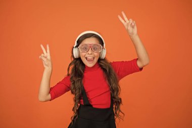 Eski moda müzik konsepti. Eğlenme zamanı. Modern çocuk müzikten hoşlanıyor. Şık ve kendinden emin hissediyorum. Okul radyosu DJ 'liği. Küçük mutlu kız kulaklıkla müzik dinliyor. Parti gözlüklü komik çocuk.