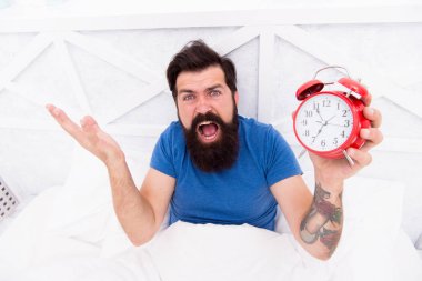 Korkunç bir ses. Zili kapat. Sabah erken uyanma sorunu. Neden sabahları acı çekiyorsun? Çalar saati getir. Erken kalkmak. Sakallı, uykucu, yatakta çalar saati olan bir adam.