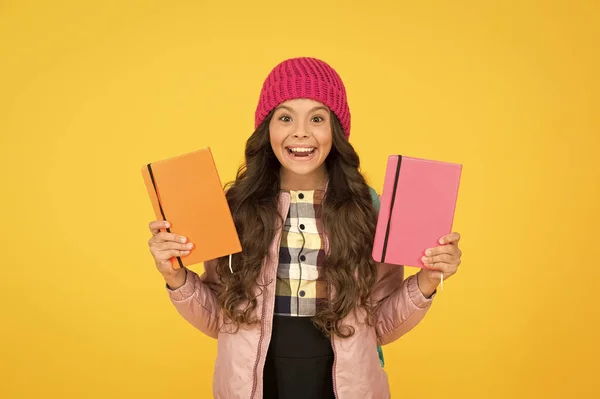 Ne ítéld meg a könyveket fedősztori alapján. Happy Girl könyv sárga háttér. A kislány szeret könyvtári könyveket olvasni. Aranyos könyvmoly. Tudás és információ. Olvasási lecke. A könyvek csak a kezdet. — Stock Fotó