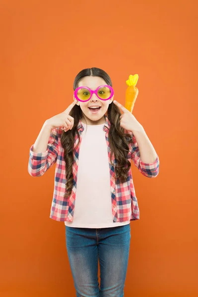 Schauen Sie auf meine Brille. Sie ist bereit zum Feiern. Frohe Ostern. Ostereiersuche. Ostereier für den Urlaub. Kind mit Partybrille am Ostersonntag. Lustige Dekoration. kleines Mädchen hält Zuckerbrot — Stockfoto