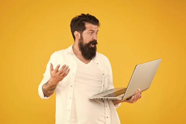 Tiene un problema. educación en el mundo digital. Programador con ordenador. hombre brutal navegar por Internet. hipster usa cuaderno. Barbudo hombre portátil fondo amarillo. compras en línea. concepto de negocio ágil —  Fotos de Stock