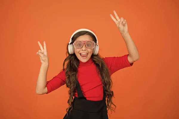 Concepto musical de la vieja escuela. Es hora de divertirse. niño moderno disfrutar de la música. sensación de estilo y confianza. escuela radio dj. niña feliz escuchar música en los auriculares. niño divertido en gafas de fiesta — Foto de Stock