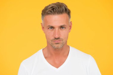 Sağlıklı cilt ve sakallı beyaz bir adam. Kısa sakallı yakışıklı bir adam. Cilt bakımı rutini. Cilt bakımı. Saç bakımı. Deri sağlığı. Erkekler tımar ediliyor. Cilt Kozmetikleri