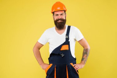 Üniformalı mühendis. İnsan yapımı sert şapka. Evi yenileme ve yenilenme fırsatı doğuyor. Zanaatkar, başını kaskın içinde güvende tut. Bina geliştirme ve yenileme. Zalim insan müteahhidi.