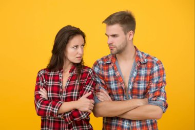 İlişki sorunları. Çiftler ayrılır. Somurtkan genç bir çift. Tartışmadan sonra kadın ve erkek. Aile psikolojisi. Çatışma ve boşanma. Omuz omuza görüşme. Bu çatışma krizi.