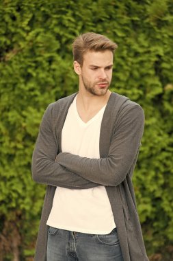 Harika görünüyorsun. Berber dükkanı servisi. Yakışıklı maço. bahar erkek modası. Şık, tıraşsız bir adam. Yakışıklı, beyaz, doğa yeşili bir geçmişi var. Sakallı adam gündelik tarzda. Saç bakımını düzenlemek ve kıllandırmak