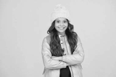 Okul yılına başlıyorum. Çocuk okula geri döndü. Mutlu çocuk sarı arka planı. Küçük çocuk okula gidiyor. Sonbahar bakışlı küçük bir kız çocuğu. 1 Eylül. Açılış