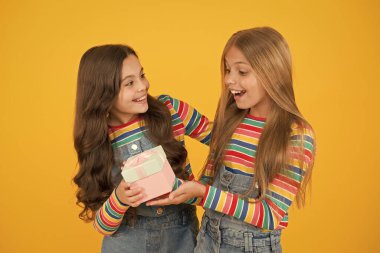 İyi ki doğdun Küçük çocuk hediye kutusunu doğum günü kızına verdi. Doğum günü hediyesi. Küçük çocuklar doğum gününü kutlar. - Aile. Arkadaşlık. Tatil alışverişi.