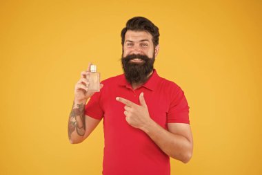 Güzelce seç, bizi seç. Vahşi hippiler kokuyu seçer. Deodorant sunan olgun bir adam. Moda kolonya şişesi. Hijyen ve sağlık. Tazeleniyor. Sakallı adam parfüm tutuyor. Erkek için mükemmel aroma.