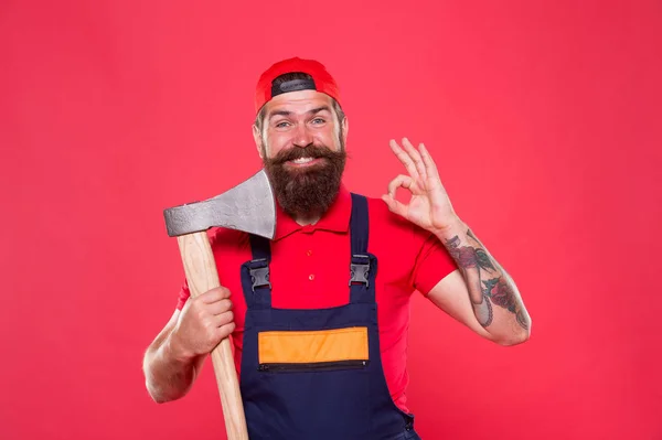 Forester segura o machado. homem de barba de corte uniforme cabelo com machado. Homem barbudo brutal usa machado. Caminhe de férias. Corajoso o suficiente. melhor usar a lâmina na barbearia. Brutal e barbudo. homem mostrar ok gesto — Fotografia de Stock