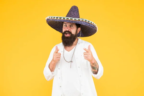 Mexican hat sombrero and mustache. guy happy festive outfit. his spanish costume. Cinco de Mayo Mexican celebration. travel to mexico. man in mexican sombrero hat. Man in festive mood at party — Stock Photo, Image