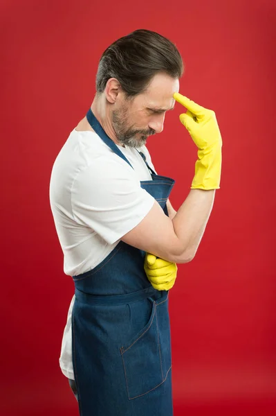 心を清めて。髭の男が家を掃除してる。髭の労働者。清潔を守るため。清掃サービスと家庭の義務。多くの仕事だ。手袋のクリーニングとエプロンの男。今日の掃除日 — ストック写真