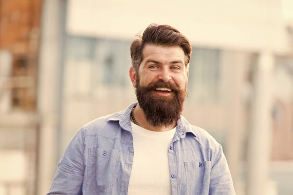 Tão individual como tu. feliz hispter ao ar livre. Homem brutal, confiante e bonito. Cuidado com o cabelo e barba. Cuidados com barbeiros. Um hipster brutal com bigode. Hipster maduro com barba. Homem barbudo — Fotografia de Stock