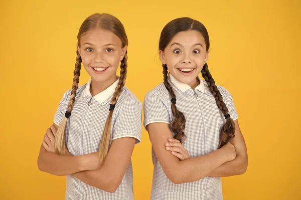 Området barns rättigheter spänner över områden av lag politik religion och moral. Barn systrar vänner. Flickor glada ansikten. Skillnaden mellan barnens och ungdomens rättigheter. Internationella barnens dag — Stockfoto