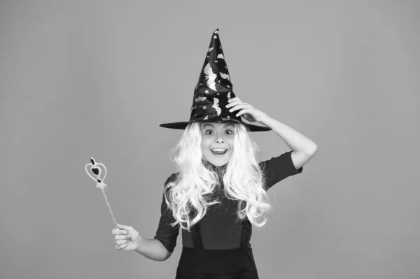 Это так весело. маленькая детская шляпа ведьмы. Кошелек или жизнь. сверхъестественный обаятель. Магия волшебной палочки. Счастливого Хэллоуина. Верьте в магию. девичник на Хэллоуин. Загадочная ведьма — стоковое фото