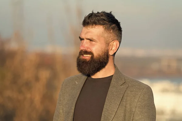 Salone da parrucchiere. Ragazzo elegante barba lunga. Taglio di capelli fresco. Uomo hipster barbuto con baffi sfondo cielo blu. Guida alla toelettatura della barba. Hipster serio bel ragazzo attraente con la barba lunga — Foto Stock