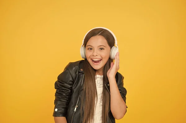 Tendencias musicales que dan forma al futuro. Sabor musical. Accesorio musical. Tienda de artilugios. Pequeña niña escuchando música auriculares inalámbricos. Sonido estéreo. Educación musical. Percepción de sonidos. Aprender letras — Foto de Stock