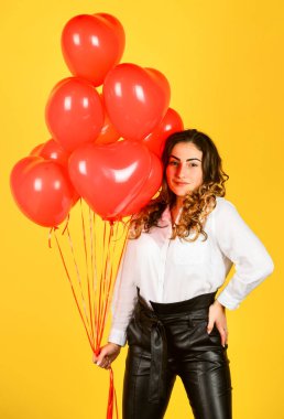 Gizli cazibe. Kadın hava balonu hediye paketi. 14 Şubat 'ın en sevdiği bayram. Sevgiyle sürpriz oldu. Parti için helyum balonu. Sevgililer günün kutlu olsun. Sevgililer Günü 'nde kalp balonu almış. Aşk ve neşe